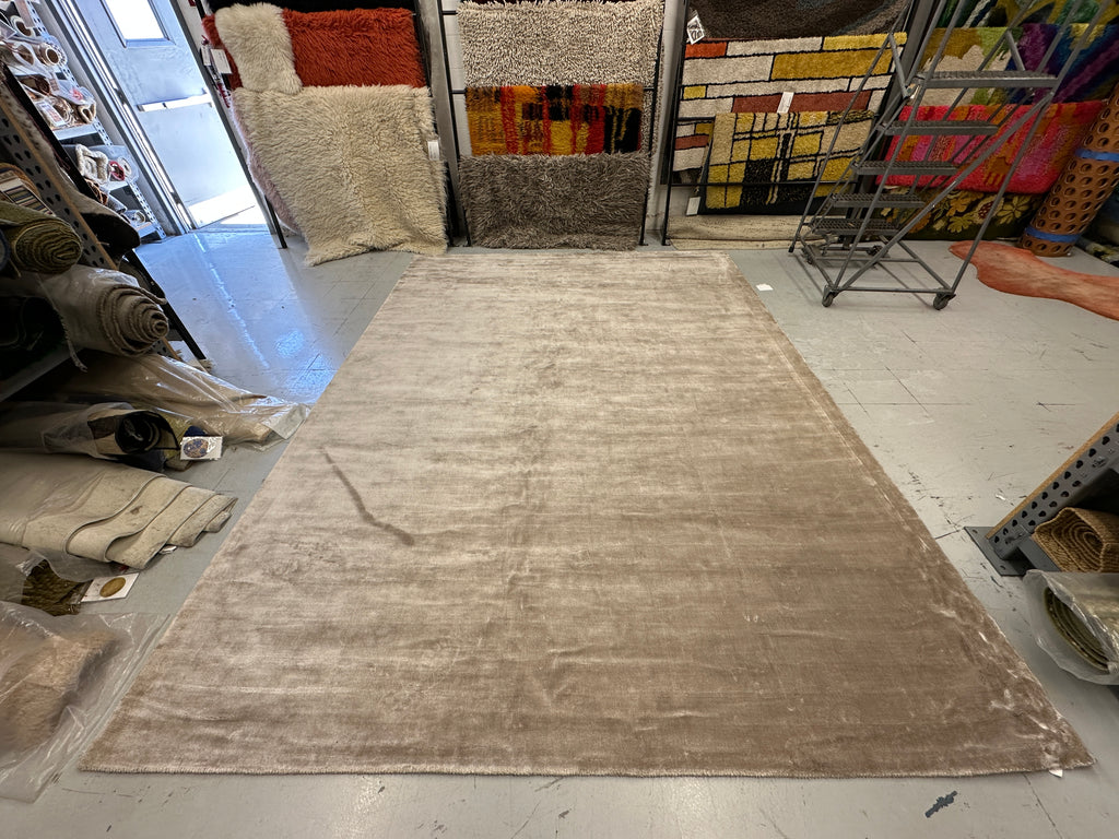 Large Grey Deep-Pile Area Rug