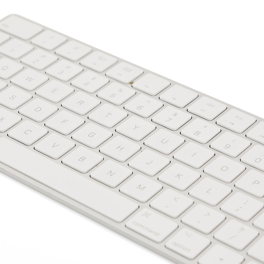 White Apple Computer Keyboard (A+D)